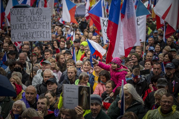 Loni 28. září držel otěže protivládních protestů v rukou aktivista Ladislav Vrabel, zakrátko ale jeho hvězda pohasla. Jeho překvapivý úspěch by letos ráda napodobila řada zájemců. Foto: Gabriel Kuchta, Deník N