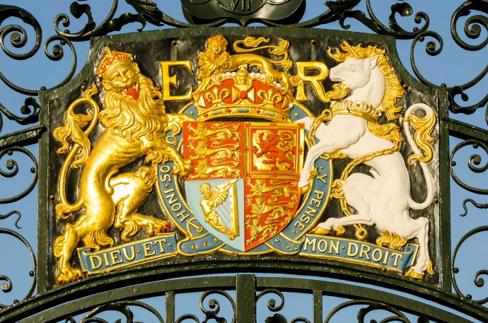 Královský erb Spojeného království Velké Británie a Severního Irska. Foto: Adobe Stock