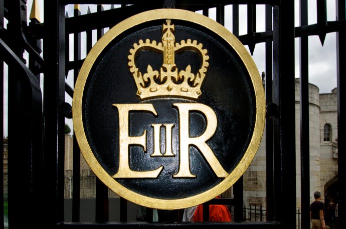 V moderní heraldice je královský monogram znakem vládnoucího panovníka. Obvykle se skládá z iniciál – v tomto případě Elisabeth II. a prvního písmene latinského slova Regina čili královna. Foto: Adobe Stock