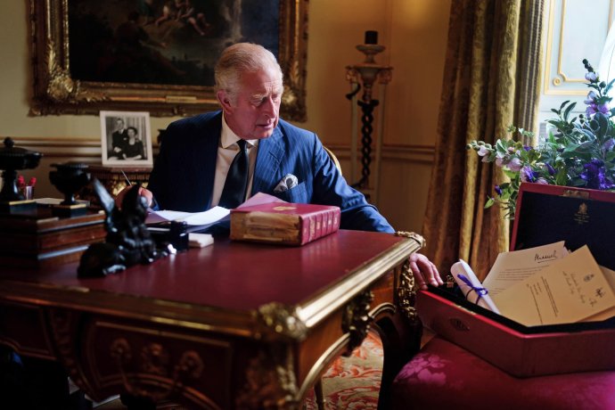 Britský král Karel III. úřaduje. Oficiální foto: Buckinghamský palác