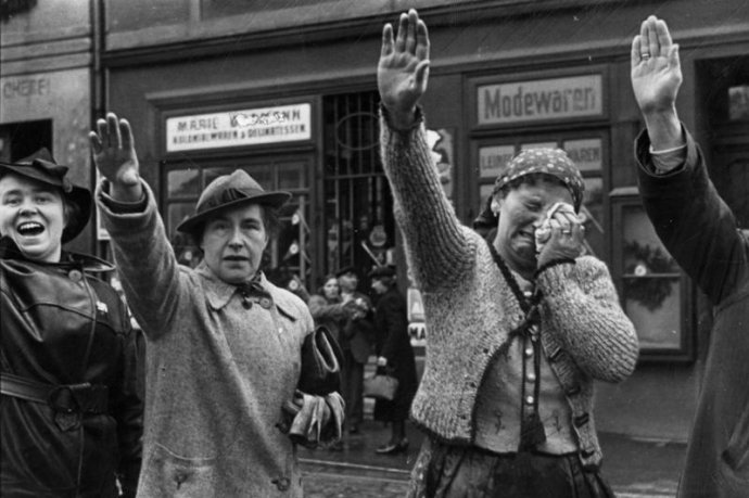 Kraj plný historických i lidských dramat. Sudetské Němky při návštěvě Hitlera v Chebu 3. října 1938. Foto: Wikipedia