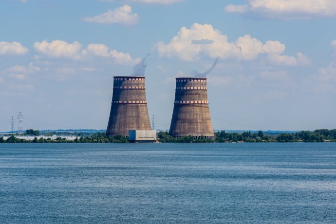 Chladící věže Záporožské jaderné elektrárna u Enerhodaru. Foto: Ihor Bondarenko, Adobe Stock