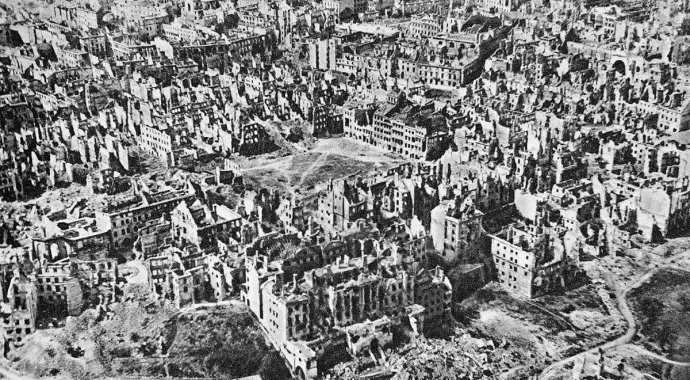 Zničená Varšava v lednu 1945. Zdroj: M. Świerczyński / Wikimedia Commons, Public Domain