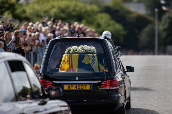 Rakev s královnou Alžbětou vyrazila v neděli dopoledne na svou poslední cestu. Po trase ji lemují tisíce lidí, kteří se loučí se svojí královnou. Její odchod mění Británii a možná i svět. Foto: Reuters