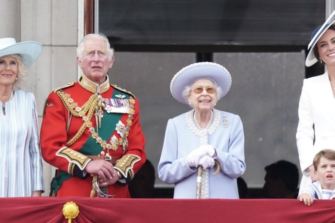 Výchozí bod nastupujícího monarchy Karla III. v Británii roku 2022 a Alžběty II. v britském impériu roku 1952 jsou dost odlišné, stejně jako jejich osobnosti formované dobou a také stav jejich země. Foto: Buckinghamský palác