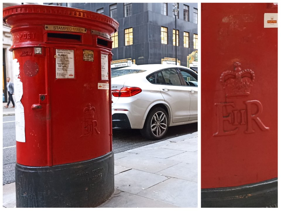 Londýnské poštovní schránky s emblémem EIIR, tedy Elizabeth II regina. Ten bude nahrazen nápisem CIIIR, Charles III rex. Foto: Jan Kudláček, Deník N