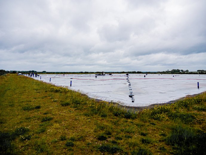 Horní kryt tepelného uložiště, pod kterým jsou desetitisíce kubických metrů ohřáté vody. FOTO: Tomáš Grečko, Denník N