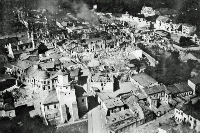 První den druhé světové války, 1. 9. 1939. Centrum polského města Wielun zničeného bombardováním německou Luftwaffe. Foto: autor neznámý, public domain