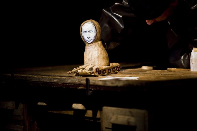 Putin lyžuje divadla Líšeň. Foto: Matěj Sýkora