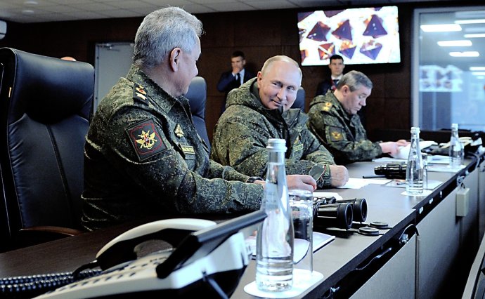 Ruský vládce Putin 6. září 2022 během vojenského cvičení Vostok 2022. Vlevo ministr obrany Šojgu, vpravo náčelník generálního štábu armády Gerasimov. Foto: Kreml, kremlin.ru