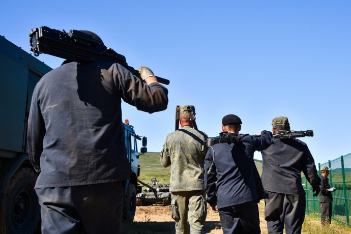 Ruští vojáci v montérkách na vojenském cvičení Vostok 2022. Foto: ruské ministerstvo obrany, mil.ru