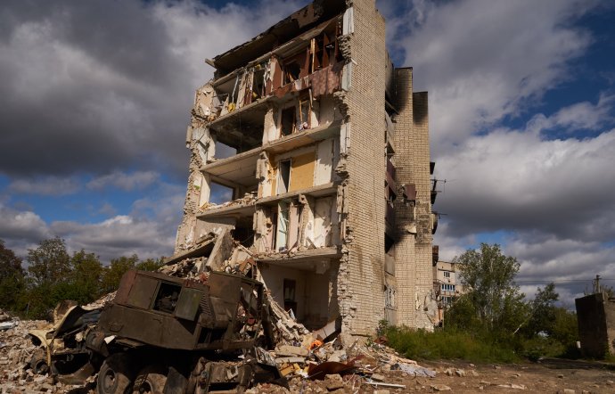 V tomto domě bydlelo několik rodin. Část Ukrajiny, která je nyní Rusy okupovaná, vypadá přesně takto. Přesto ji Ukrajinci chtějí zpět. Foto: Iva Zímová, Panos Pictures