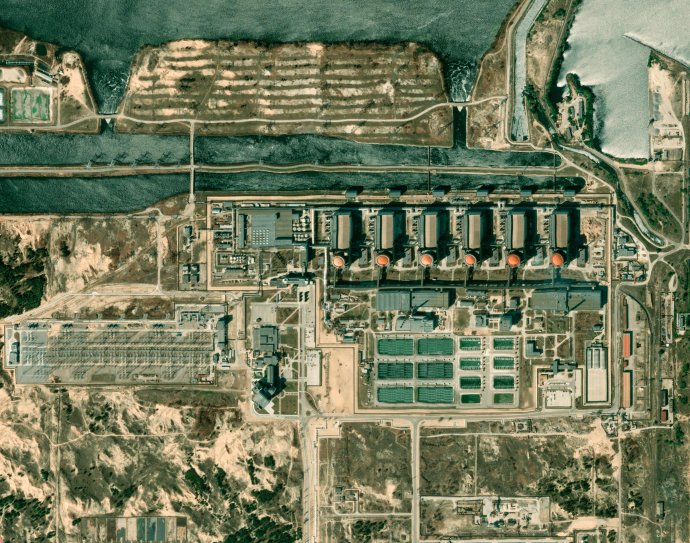 Záporožská jaderná elektrárna u Enerhodaru. Foto: Naeblys, NASA, Adobe Stock