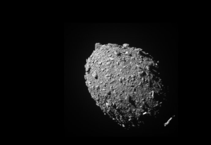 Asteroid Dimorphos, jak jej viděla sonda DART jedenáct vteřin před dopadem. Palubní kamera Draco sondy DART pořídila snímek ze vzdálenosti 68 km. Tento snímek byl posledním, který obsahoval celý Dimorphos v zorném poli. Dimorphos je dlouhý zhruba 160 metrů. Foto: Johns Hopkins APL, NASA