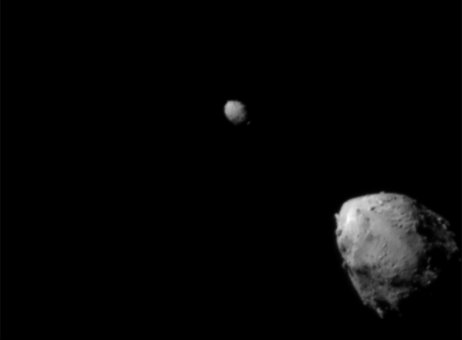 Asteroid Didymos (vlevo nahoře) a jeho měsíček Dimorphos asi 2,5 minuty před dopadem sondy DART. Foto: NASA