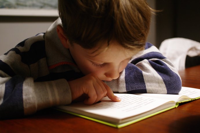 Dítě, které si čte alespoň 20 minut denně, bude mít ve standardizovaných testech lepší výsledky než 90 % jeho vrstevníků, vyplývá z výzkumů. Foto: Michał Parzuchowski, Unsplash