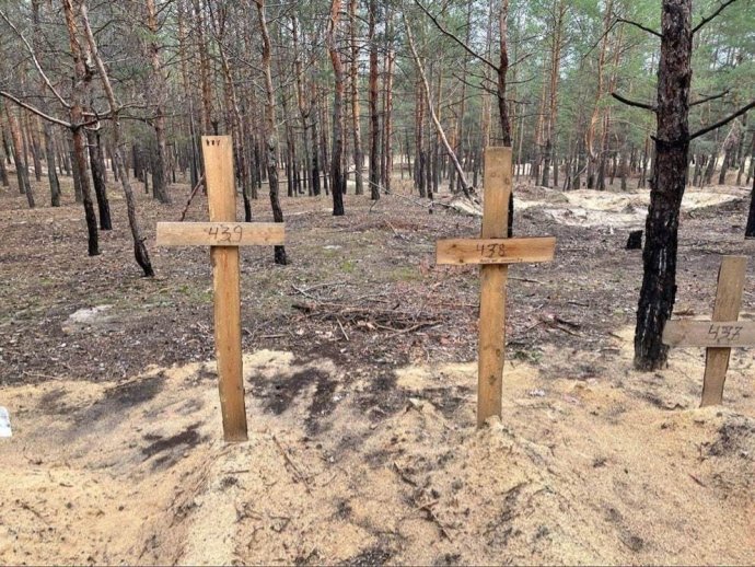 V lese u města Izjum, v překladu hrozinka, leží stovky obětí války proti Ukrajině. Foto: Ministerstvo obrany Ukrajiny