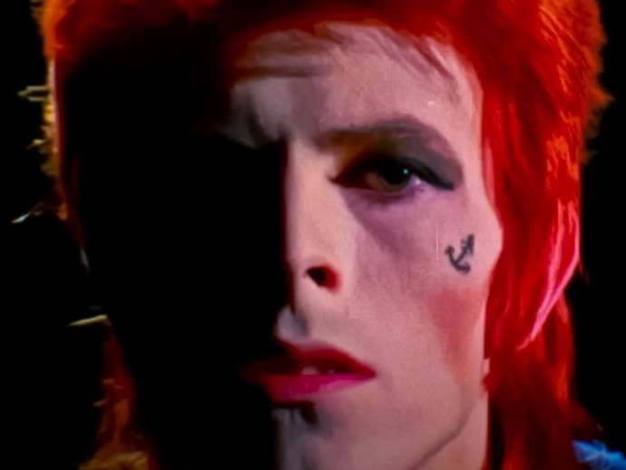 Dokumentární film Moonage Daydream je spíš impresionistickým protrétem Davida Bowieho než slovníkovým heslem. Foto: CinemArt