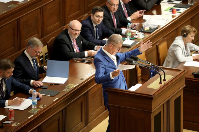 Předseda hnutí ANO Andrej Babiš obsáhle hovořil během jednání o nedůvěře vládě. Foto: Ludvík Hradilek, Deník N
