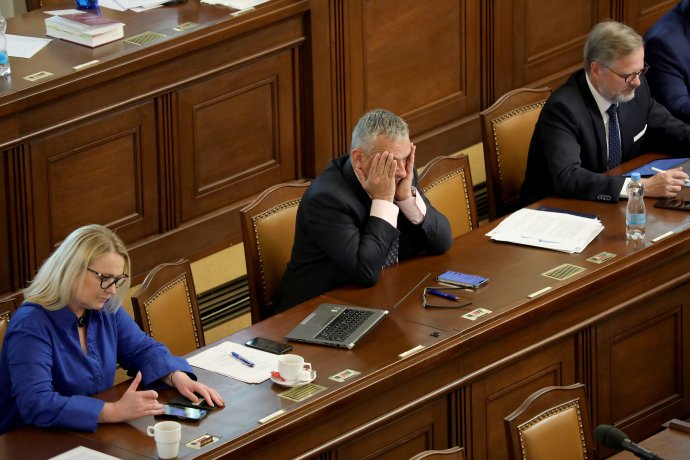 Ministr Jozef Síkela (za STAN) zřejmě přemýšlí, jak dlouho ve Sněmovně bude muset ještě sedět a kdy si bude moci jít alespoň na chvíli někam lehnout. Foto: Ludvík Hradilek, Deník N