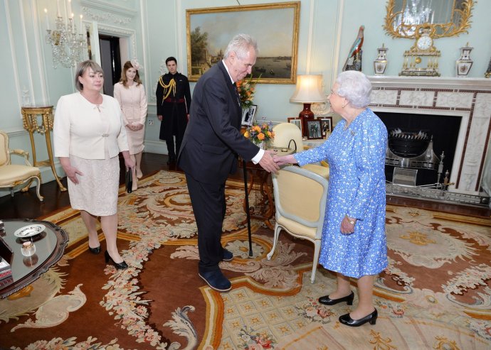 Alžběta II. se setkala se všemi třemi porevolučními prezidenty. V Buckinghamském paláci před pěti lety přijala i Miloše Zemana. Foto: ČTK