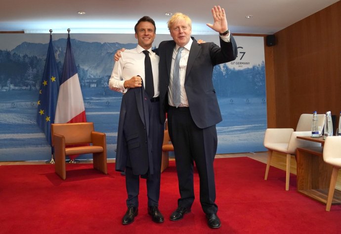 S předchozím britským premiérem Borisem Johnsonem (vpravo) si francouzský prezident Emmanuel Macron ohledně spolupráce v Evropě přeci jen asi rozuměl lépe než s Liz Trussovou. Ilustrační foto: Stefan Rousseau/PA Images/Profimedia