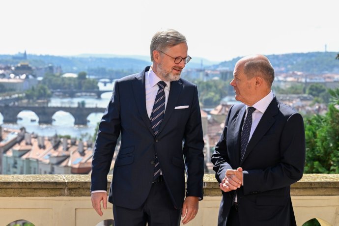 Německý kancléř Olaf Scholz (vpravo) ve svém pražském projevu nepřímo podmínil rozšíření Evropské unie o země západního Balkánu nebo Moldavsko tím, že o některých důležitých věcech už Unie nebude muset rozhodovat jednohlasně. Premiér Fiala rozšíření podporuje, k většinovému hlasování se ale staví rezervovaně. Foto: ČTK