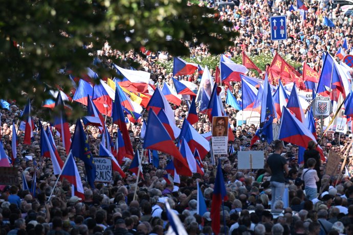 Desítky tisíc demonstrantů dostal na Václavské náměstí dosud málo známý aktivista. Foto: ČTK