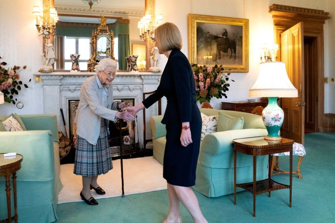 Královna Alžběta II. přivítala na skotském zámku Balmoral šéfku konzervativců Liz Trussovou. Foto: Jane Barlowová, AP/ČTK