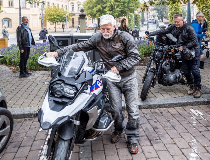 Na motocyklu generál Pavel jezdit umí, to už víme (na snímku při zahájení kontaktní kampaně v Ústeckém kraji, 7. září 2022). Foto: ČTK