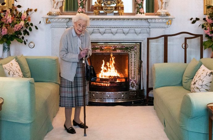 Královna Alžběta II. ve svém skotském sídle Balmoral v úterý těsně před přijetím nové lídryně Konzervativní strany Liz Trussové. Tu pak požádá, aby jejím jménem sestavila novou vládu. Jde o předposlední veřejný snímek Alžběty II. před její smrtí (ten poslední byl pořízen vzápětí, s premiérkou). Foto: Jane Barlowová, AP/ČTK