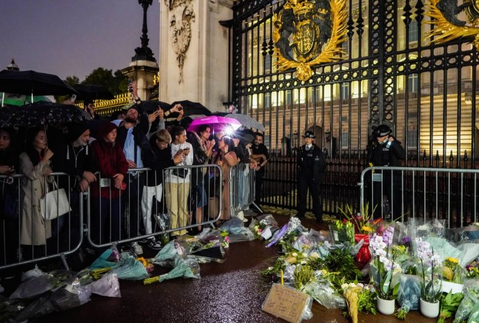 Pro královnu Alžbětu II. truchlily za deště v Londýně tisíce lidí. Foto: ČTK, Profimedia