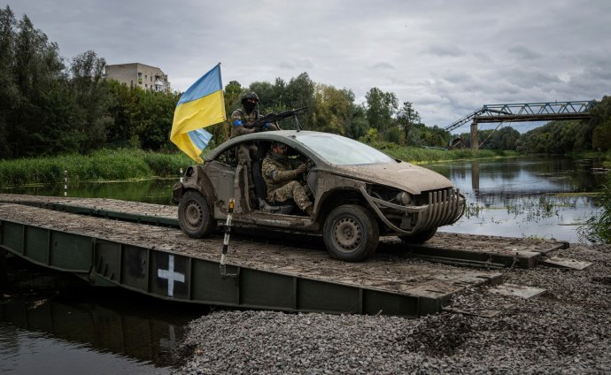 Ukrajinští parašutisté v upraveném Peugeotu 307 překračují most přes Siverský Donec v izjumské oblasti. Foto: ČTK, AP