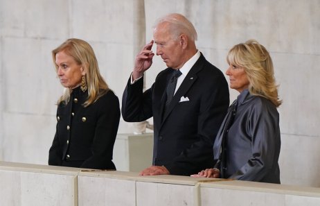 Americký prezident Joe Biden, první dáma Jill Bidenová a americká velvyslankyně v Británii Jane Hartleyová u rakve královny Alžběty. Foto: PA Imaves/Profimedia