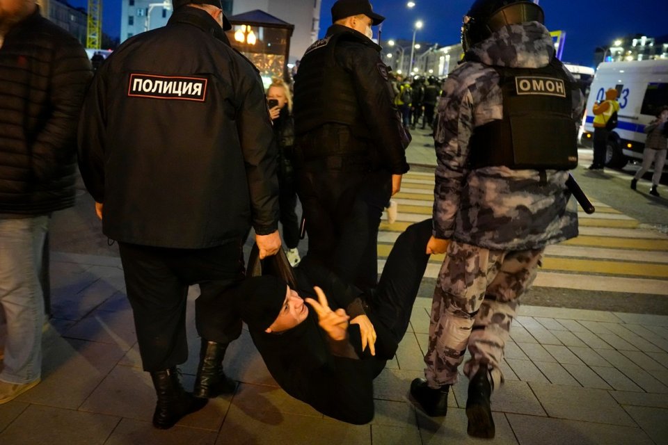 Policie zadržela protestujícího proti mobilizaci. Foto: ČTK, AP