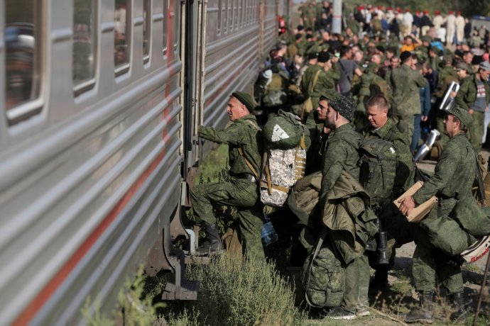 Směr Ukrajina. Mobilizovaní Rusové z Volgogradské oblasti nastupují na vlak, který je doveze k jejich jednotkám. Foto: ČTK/AP