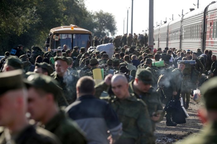 Vojenští komisaři pořádají hony na muže po celém Rusku. Snaží se dostat na frontu i občany Ukrajiny na okupovaném Krymu. Foto: ČTK / AP / Uncredited