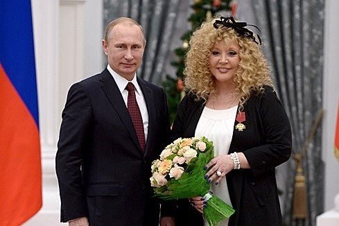 V roce 2014 udělil ruský prezident Vladimir Putin Alle Pugačovové vyznamenání Za zásluhy o vlast IV. stupně. Foto: kremlin.ru