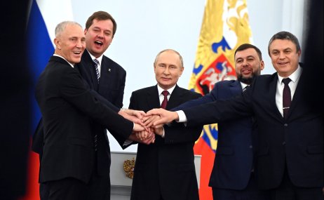 Putin a samozvaní vůdci čtyř ukrajinských oblastí, kteří s ruským prezidentem podepsali dohodu o připojení k Rusku. Foto: kremlin.ru