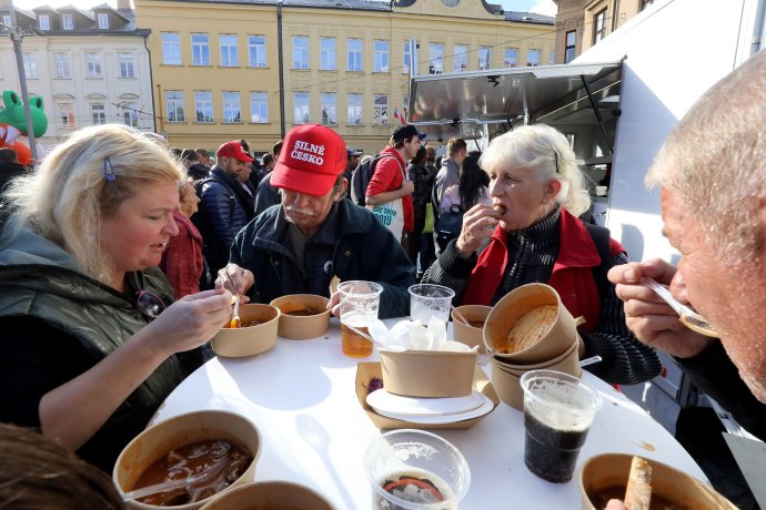 Občerstvení zdarma spojovalo obě předvolební akce. Foto: Ludvík Hradilek, Deník N
