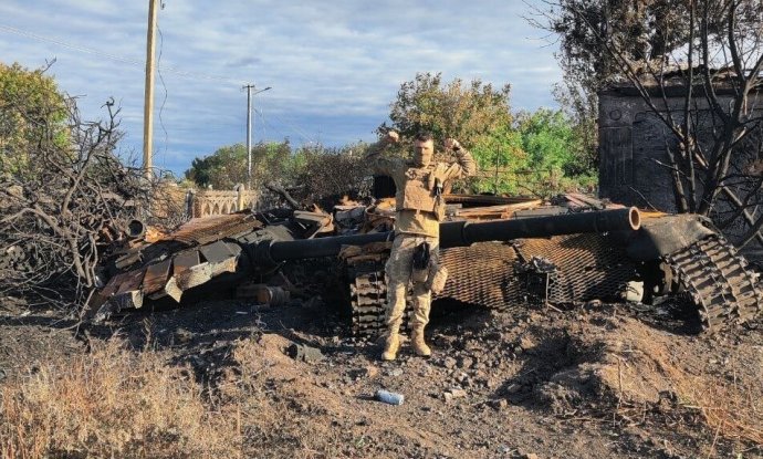 Ukrajinský voják před zničeným ruským tankem v Chersonské oblasti. Foto: Ukraine Weapons Tracker