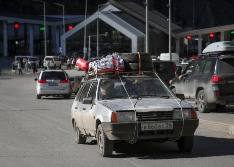 Cestující z Ruska překračují na přechodu Věrchnij Lars / Zemo Larsi 26. září 2022 hranici do Gruzie. Foto: Irakli Gedenidze, Reuters