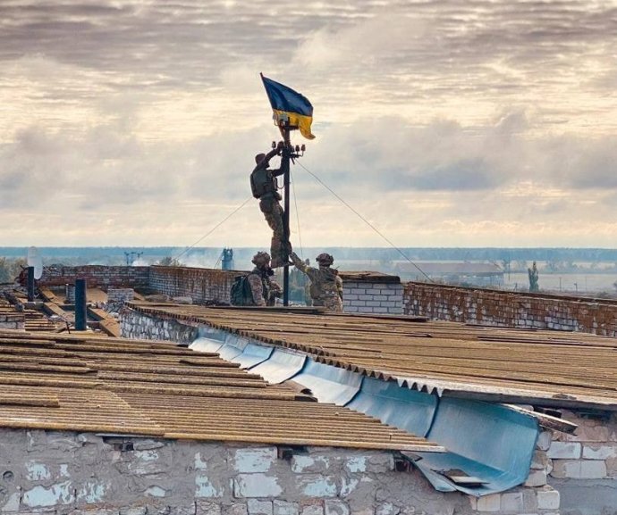 Snímek z osvobození vesnice Vysokopilja, zveřejněný na Twitteru například poradcem ukrajinského prezidenta Antonem Geraščenkem. Zdrojem jsou s největší pravděpodobností ukrajinské ozbrojené síly.
