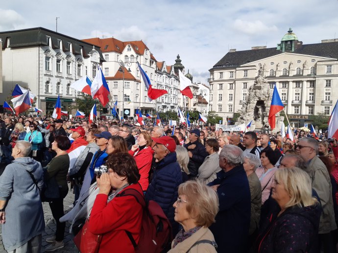 Na demonstraci proti vládě přišlo 28. září 2022 na Zelný trh v Brně asi dva tisíce lidí. Foto: Jana Ustohalová, Deník N