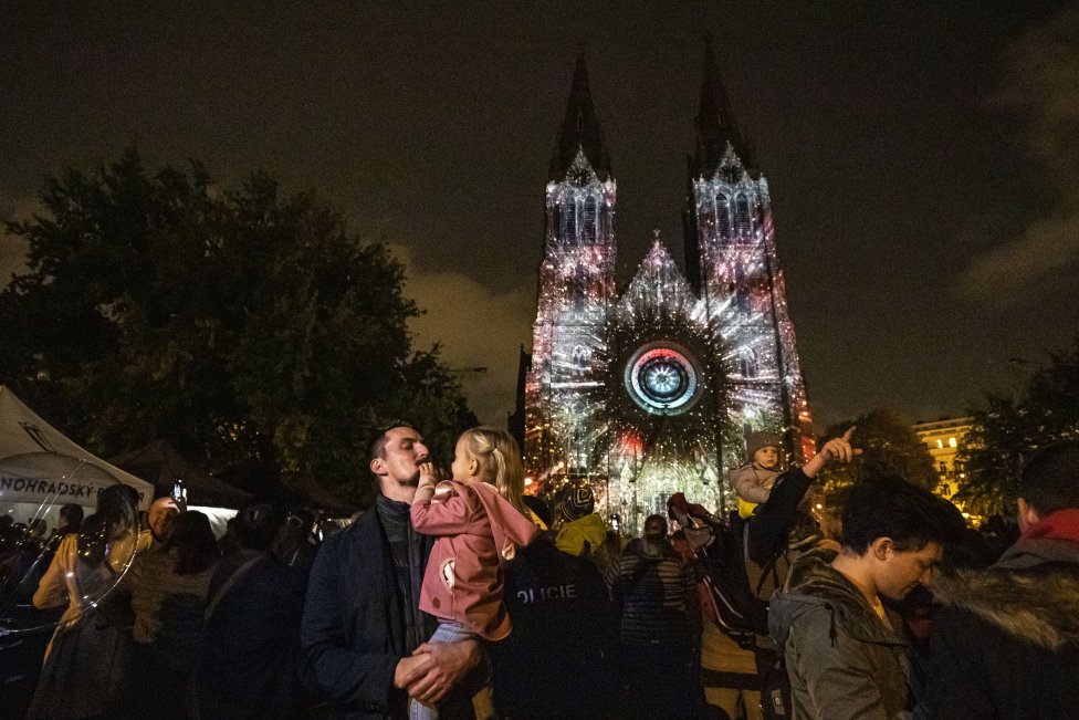 Videomapping na kostele sv. Ludmily na náměstí Míru je jednou z největších atrakcí letošního Signal Festivalu. Foto: Gabriel Kuchta, Deník N