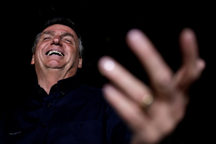 Brazilský prezident a prezidenský kandidát Jair Bolsonaro se v Brasilii raduje z výsledků prvního kola voleb, které nevyhrál, ale dopadlo pro něj lépe, než se očekávalo. Foto: Ueslei Marcelino, Reuters