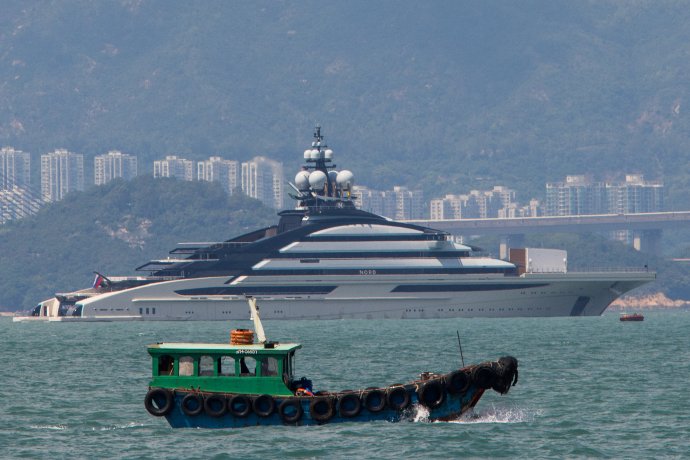 "Superjachta" Nord uniká sankcím: ze Seychel vyrazila do Vladivostoku a teď našla útočiště ve vodách Hongkongu. Foto: Alan Siu, EyePress via Ruters