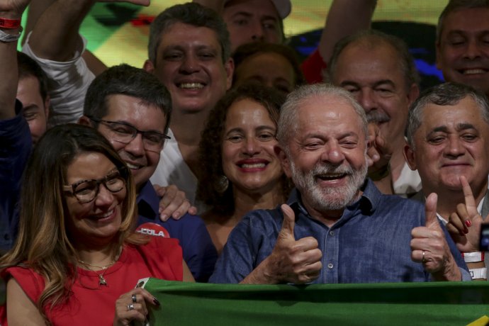 Staronový zvolený brazilský prezident Luis Inacio Lula da Silva slaví v Sao Paulu při svém prvním povolebním projevu vítězství. Foto: Suamy Beydoun, AGIF/Reuters