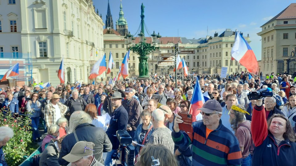 Protivládní demonstrace na Hradčanském náměstí v Praze. Foto: Jan Moláček, Deník N