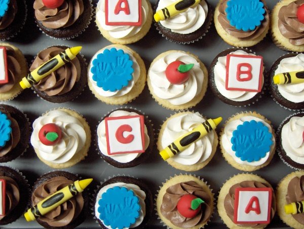 Protože tu není garantovaná mateřská, počítá se s tím, že matky pracují. A když je třeba, aby děti do školy přinesly občerstvení – třeba takovéhle dortíky cupcakes –, nikdo neočekává, že budou domácí. V mnoha případech je dokonce podmínkou, aby byly kupované. Foto: Clever Cupcakes, Flickr, (CC BY-NC-ND 2.0)